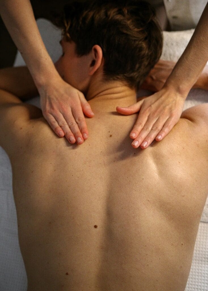 Massage dos mains homme