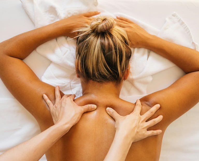 Massage dos femme trapèzes