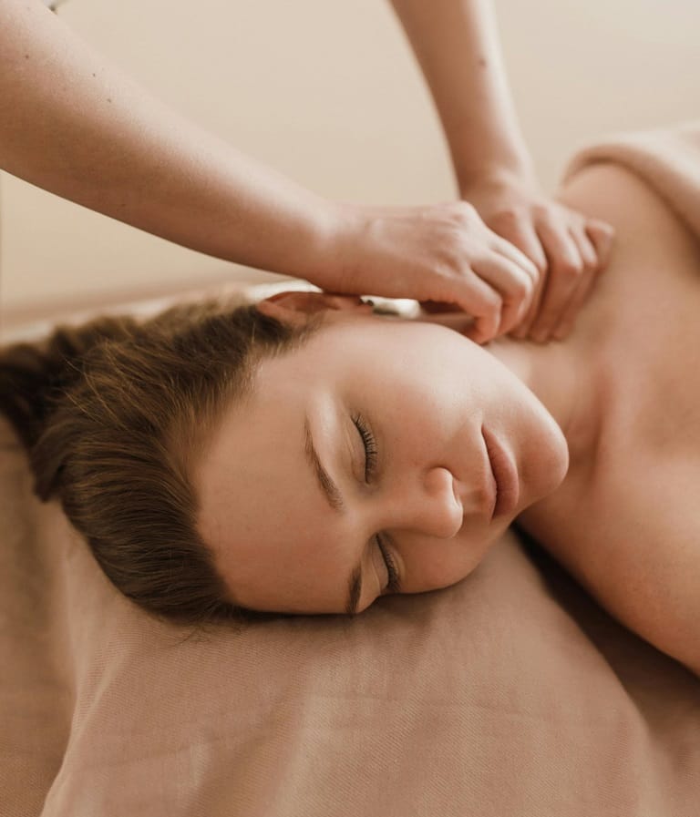 Massage nuque crânien trapèzes femme